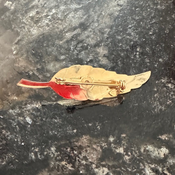 Elegant Gold Leaf Brooch with Pearl Accent - Picture 4 of 4